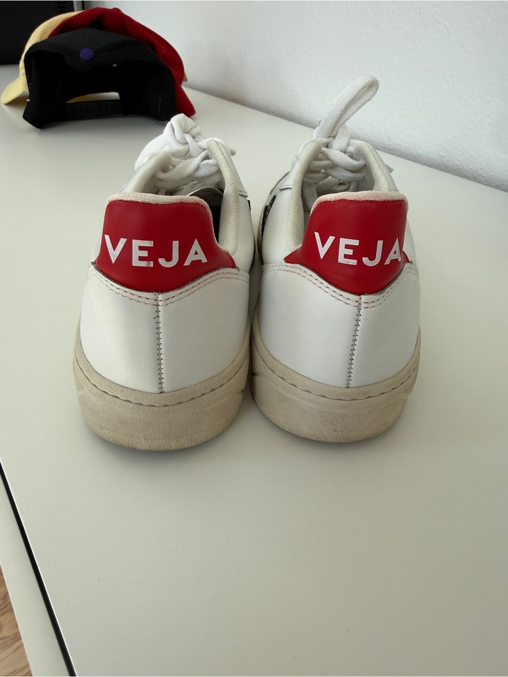 Veja V-10 Sneaker - Picture 2 of 5